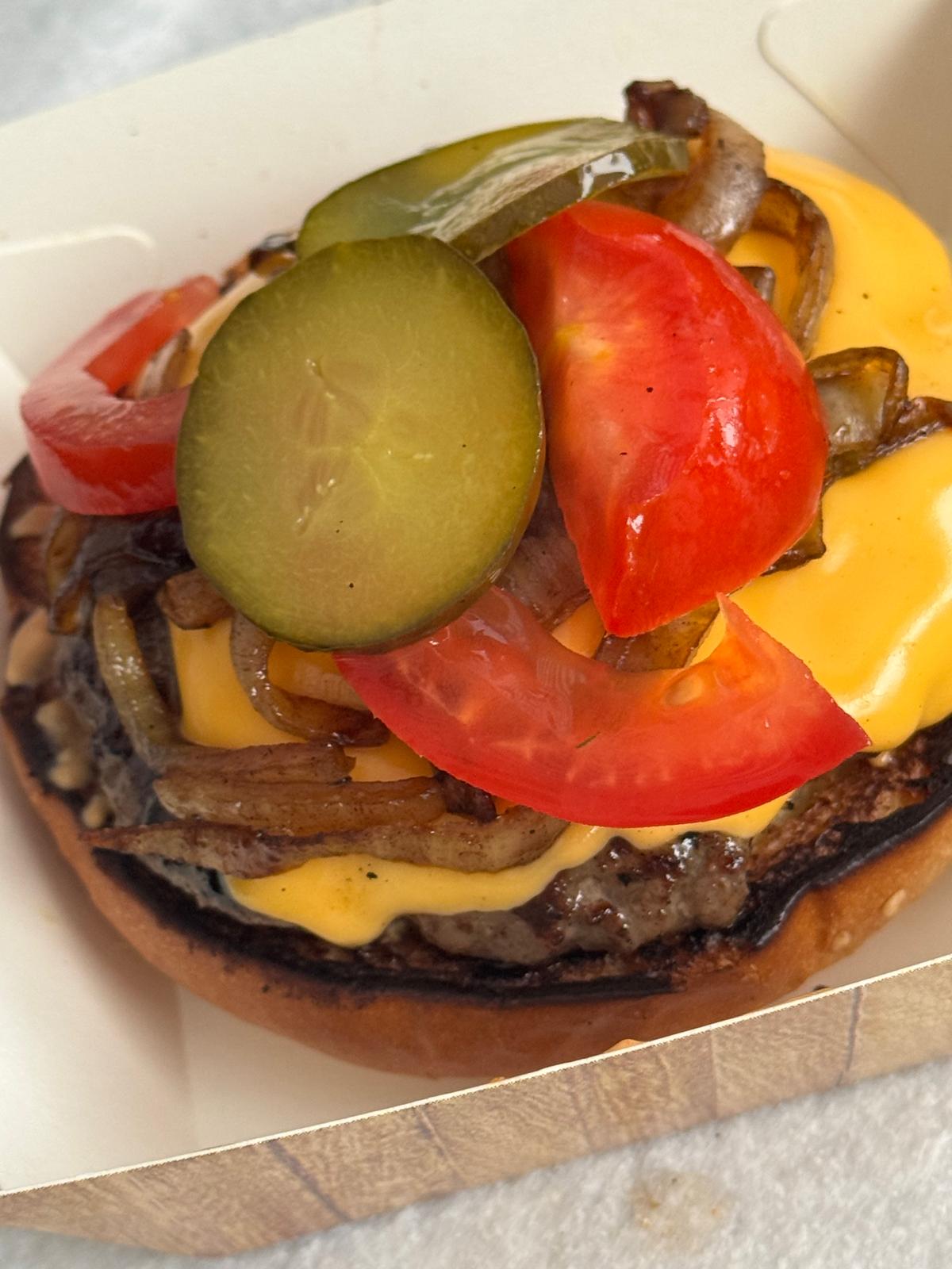 Burger mit Salat und Tomate