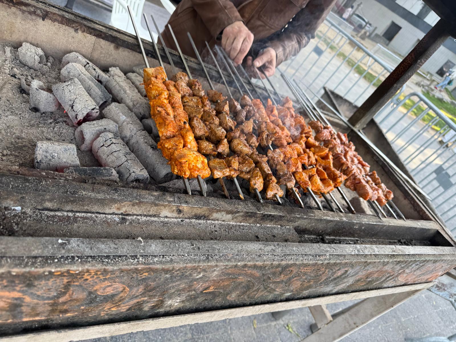 Fleischspieße auf dem Grill